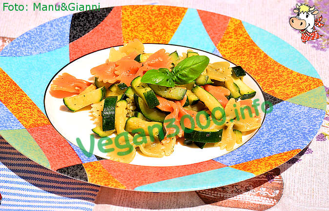 Foto numero 1 della ricetta Tri-colored pasta with stir fry zucchini