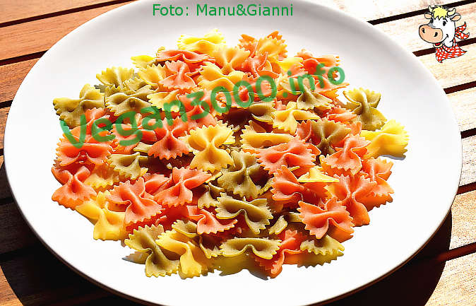 Foto numero 2 della ricetta Tri-colored pasta with stir fry zucchini