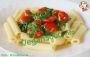Macaroni with tomatoes and rocket